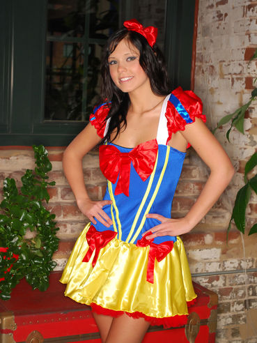 Bailey Knox Is Simply Arousing In This Snow White Costume, And Even More When She Takes It Off